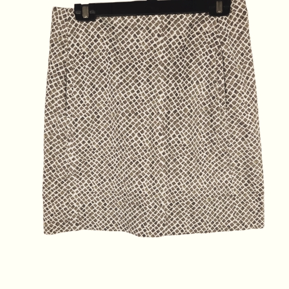 Ann Taylor Loft, Misses' Size 4, Giraffe Print Knee length skirt. - Picture 4 of 8